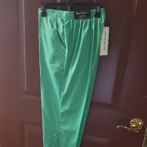 Alfred Dunner Floral Top LARGE & Green Classic Capris Size 10 - Picture 8 of 9
